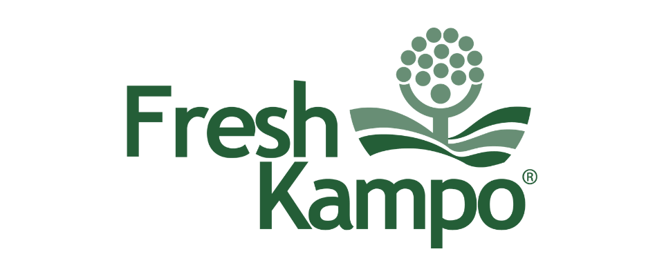 Logo de la marca Fresh Kampo con un dibujo de una planta y letras verdes y azules
