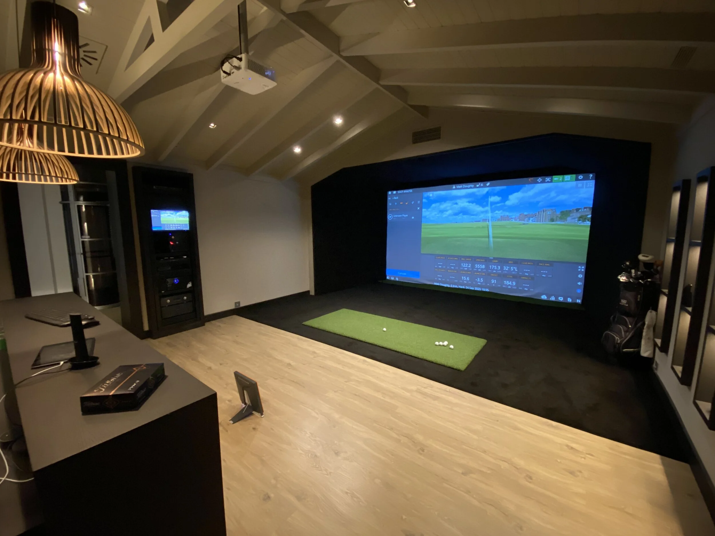 Driving range vs golf simulator: Which is best?