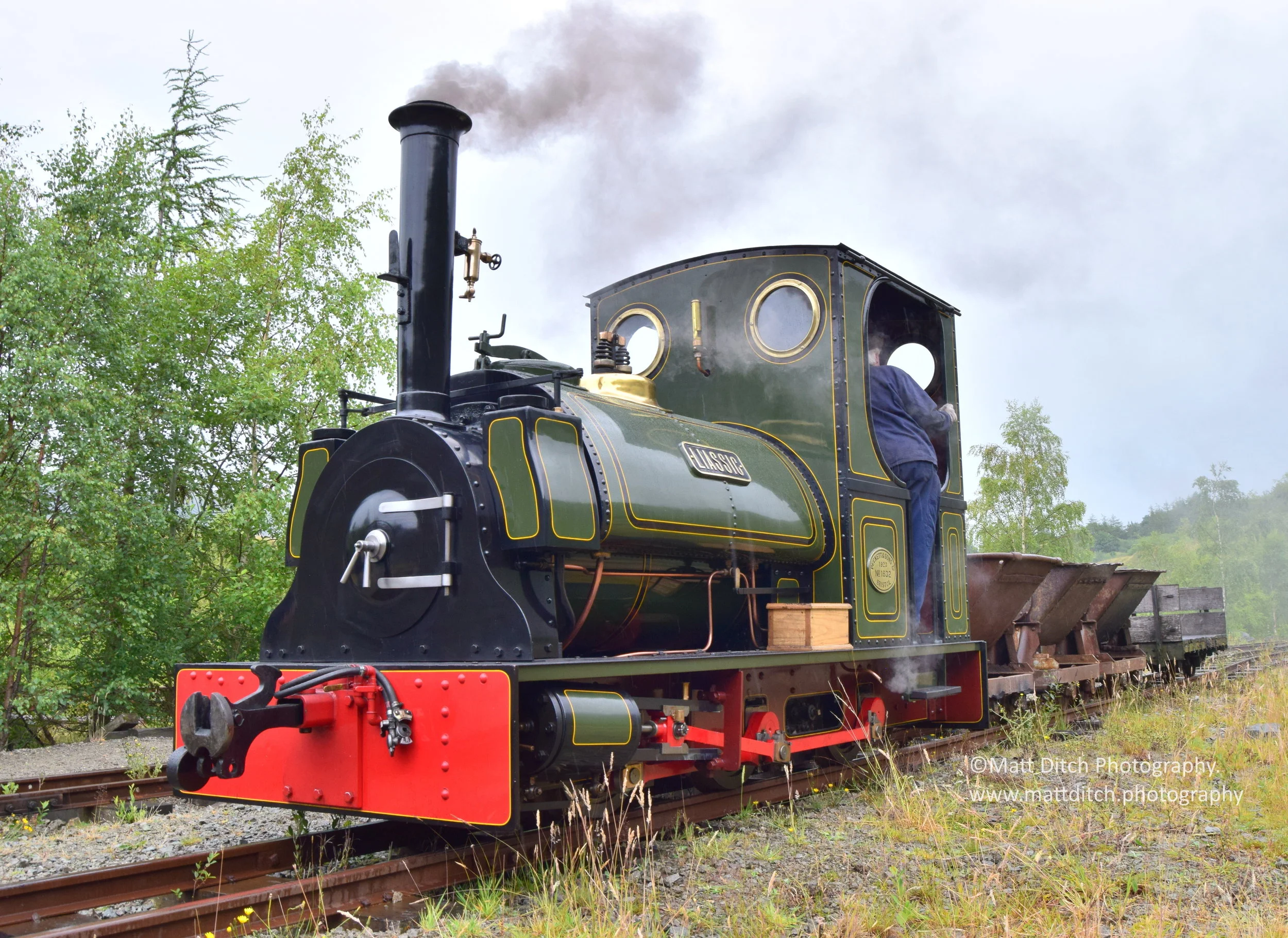  “Liassic” at the quarry having arrived with a demonstration freight train made up of V-tippers and a single RNAD wagon. 