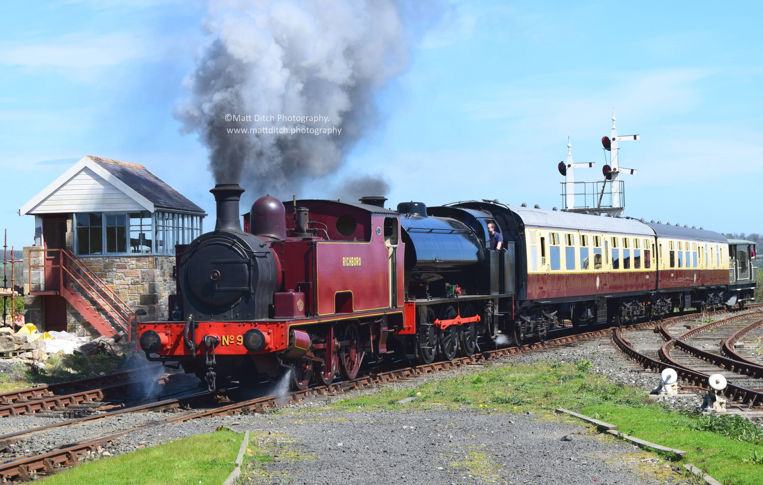  Hudswell Clarke 0-6-0T “Richboro” and  Lambton Austerity No.60 double head a train into Lionheart station. The gala was also the offical launch into traffic for No.60 