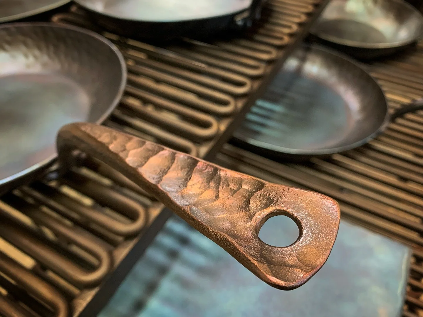 Forged by hand to fit your hand. 
✋🏼🔥🤚🏼
•
•
•
•
•
#cookwithkehoe #kehoecarboncookware #madeinlososos  #carbonsteelpan #handforged #handforgedpan #homechef #cheflife #handmadepan #handmade #foodie #foodiesofinstagram #qual