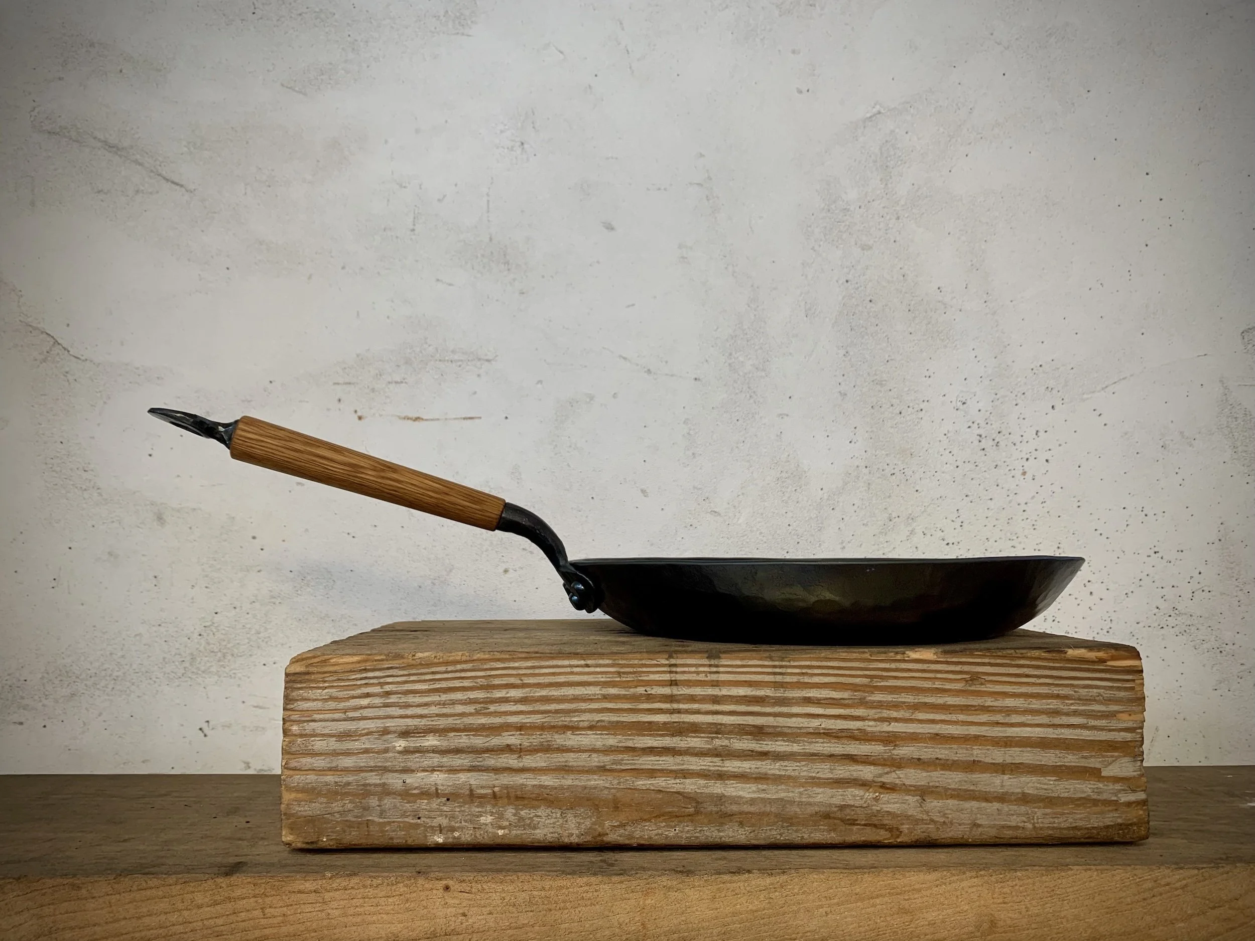 11%22 skillet wood handle side.jpg