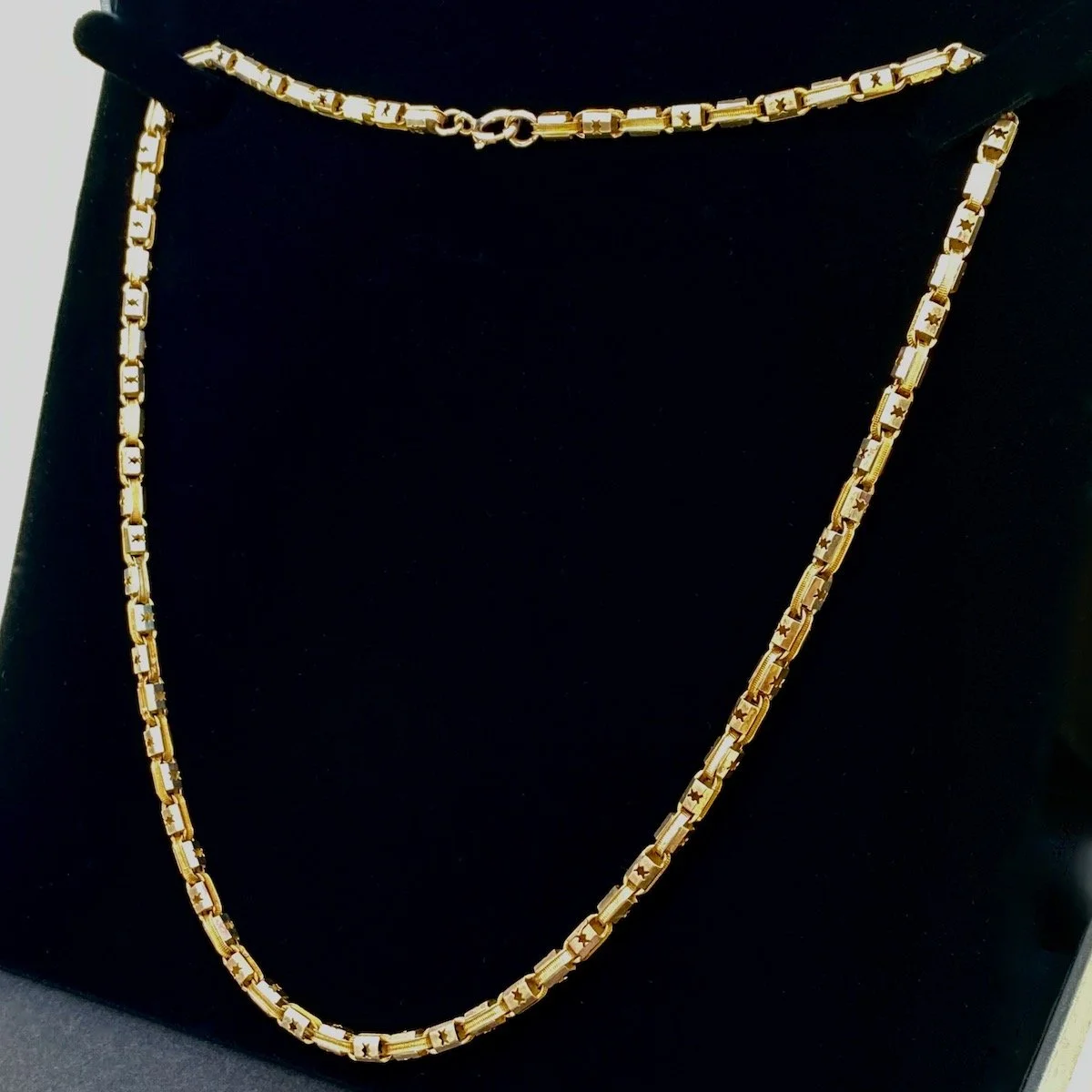 Distinctive 9ct. gold link chain 