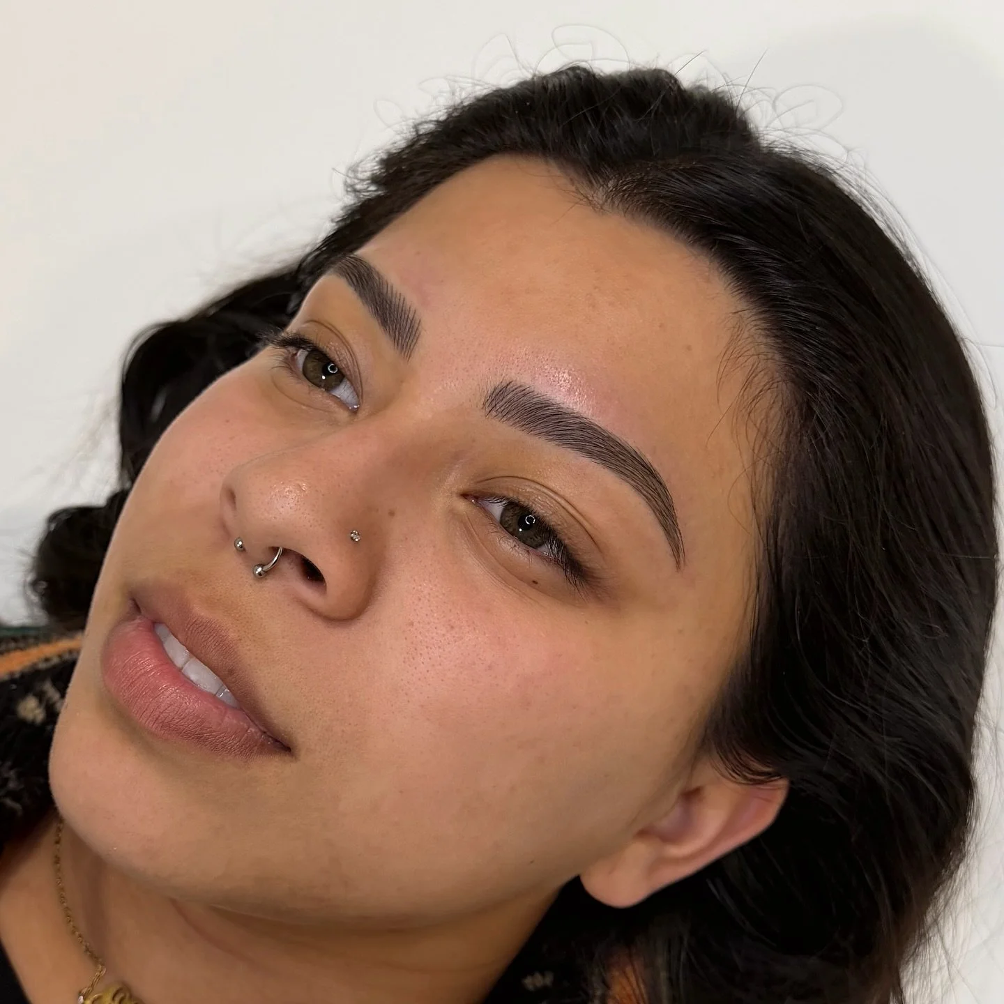 Always such a joy doing these brows! And seeing this sweet client for 3 years now has turned into seeing her friend, her mom, and her sister! I&rsquo;m always so grateful for clients that spread the word and refer their loved ones 💗 
*These are fres