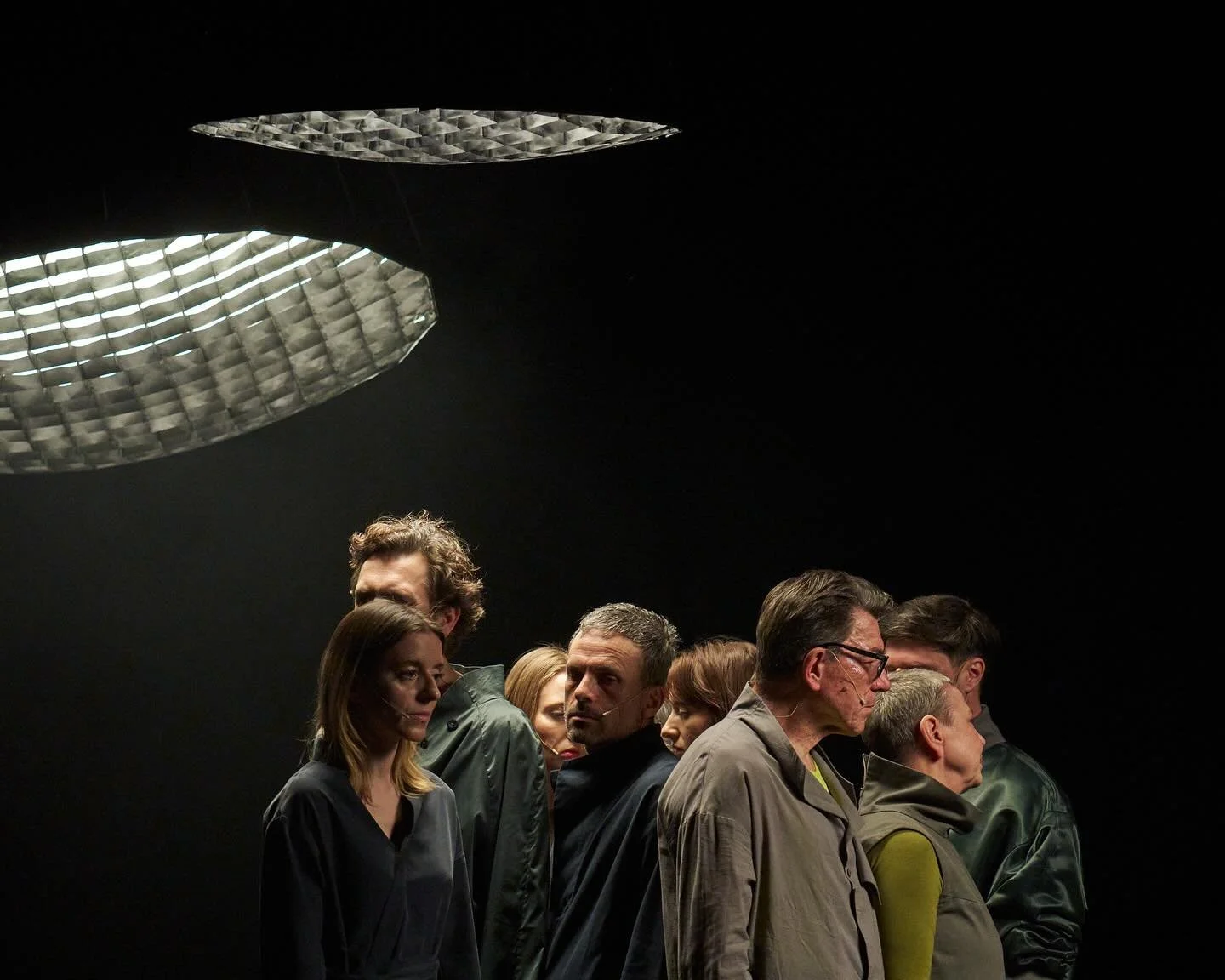 Kasdieniai gestai, mažos akimirkos, intymūs prisiminimai. Jie dažnai praslysta pro akis, bet iš tiesų būtent jie sudaro mūsų gyvenimo pagrindą.
Spalio 28–29 d. Menų spaustuvėje – lietuviškoji spektaklio „Kosminiai nam