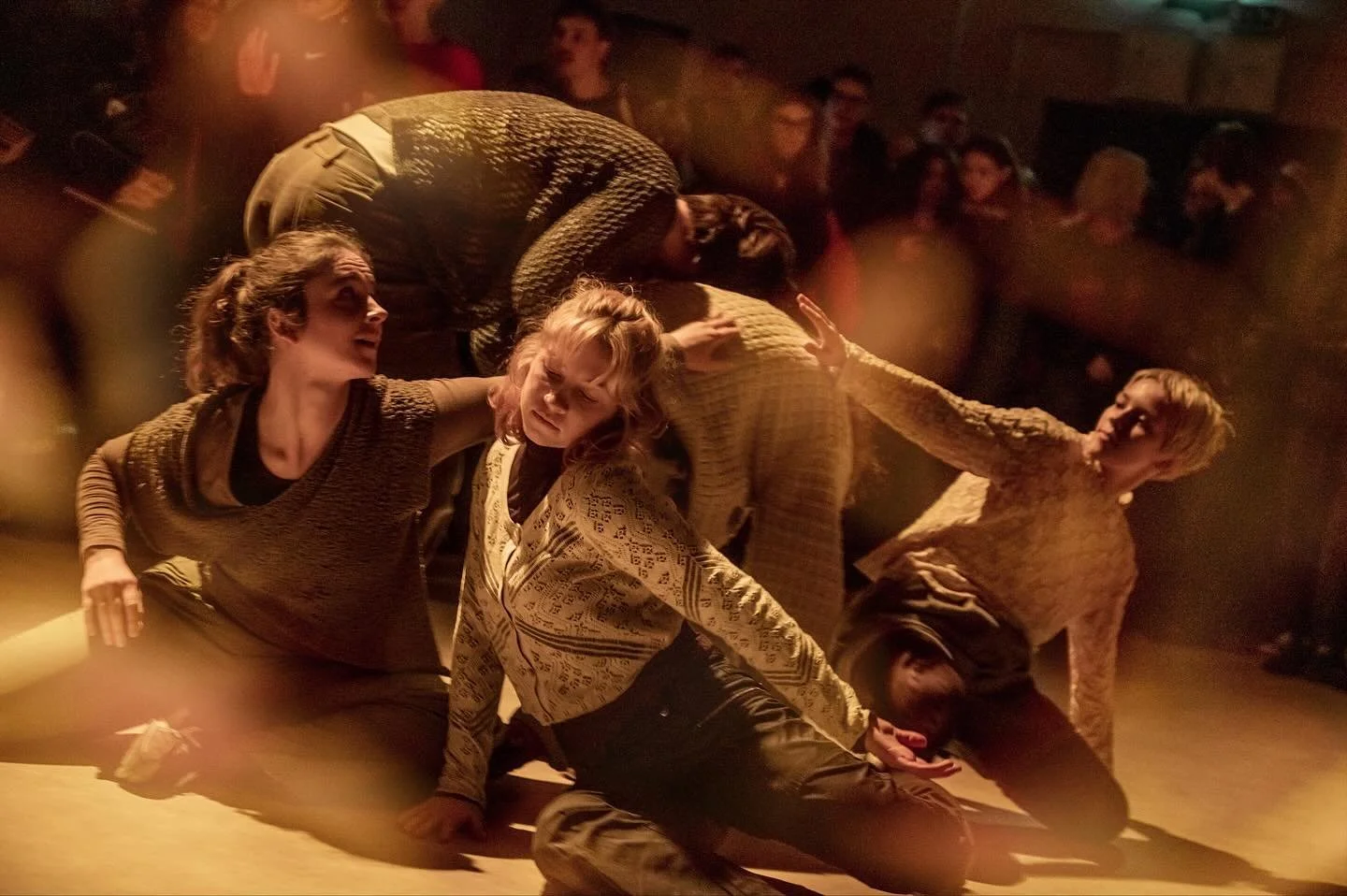 ⚡ Šiuolaikinio žmogaus paradoksas – būti pasiekiamam ir kartu trokšti tylos. Performanse „dis|connect“ garso menininkė Diana Gutautė kartu su kūrybine komanda tyrinėjo technologijų pertekliaus keliamą nerimą ir tikro r