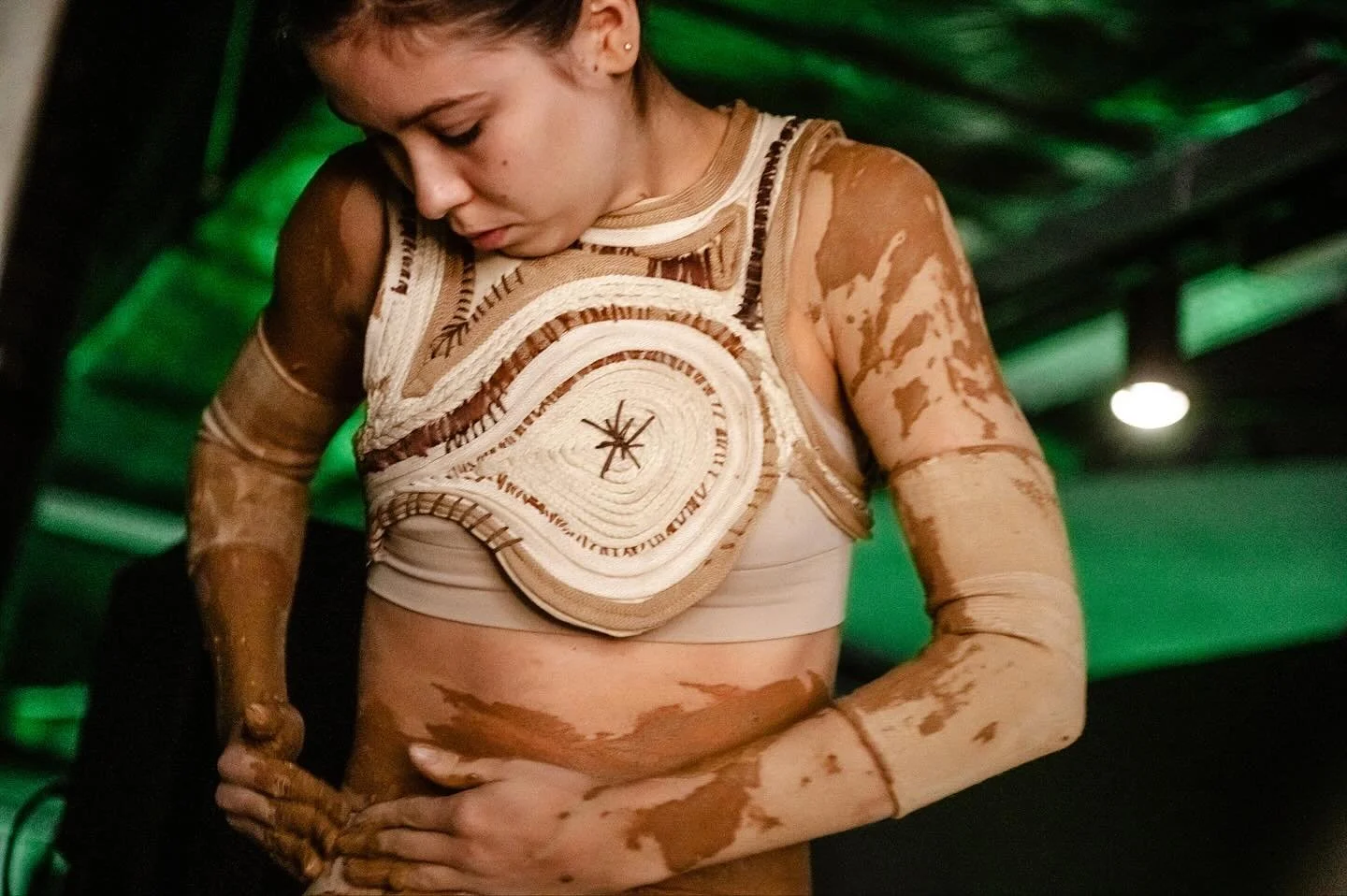 💧 Žmogaus trapumas, išlikimo instinktai ir pėdsakai, kuriuos paliekame po savęs. MMLAB Erdvėje pristatytas šokio performansas „Saliva“ tyrinėjo gyvybės laikinumą ir fosilijų metaforą – kas lieka po mūsų, kai viskas ap