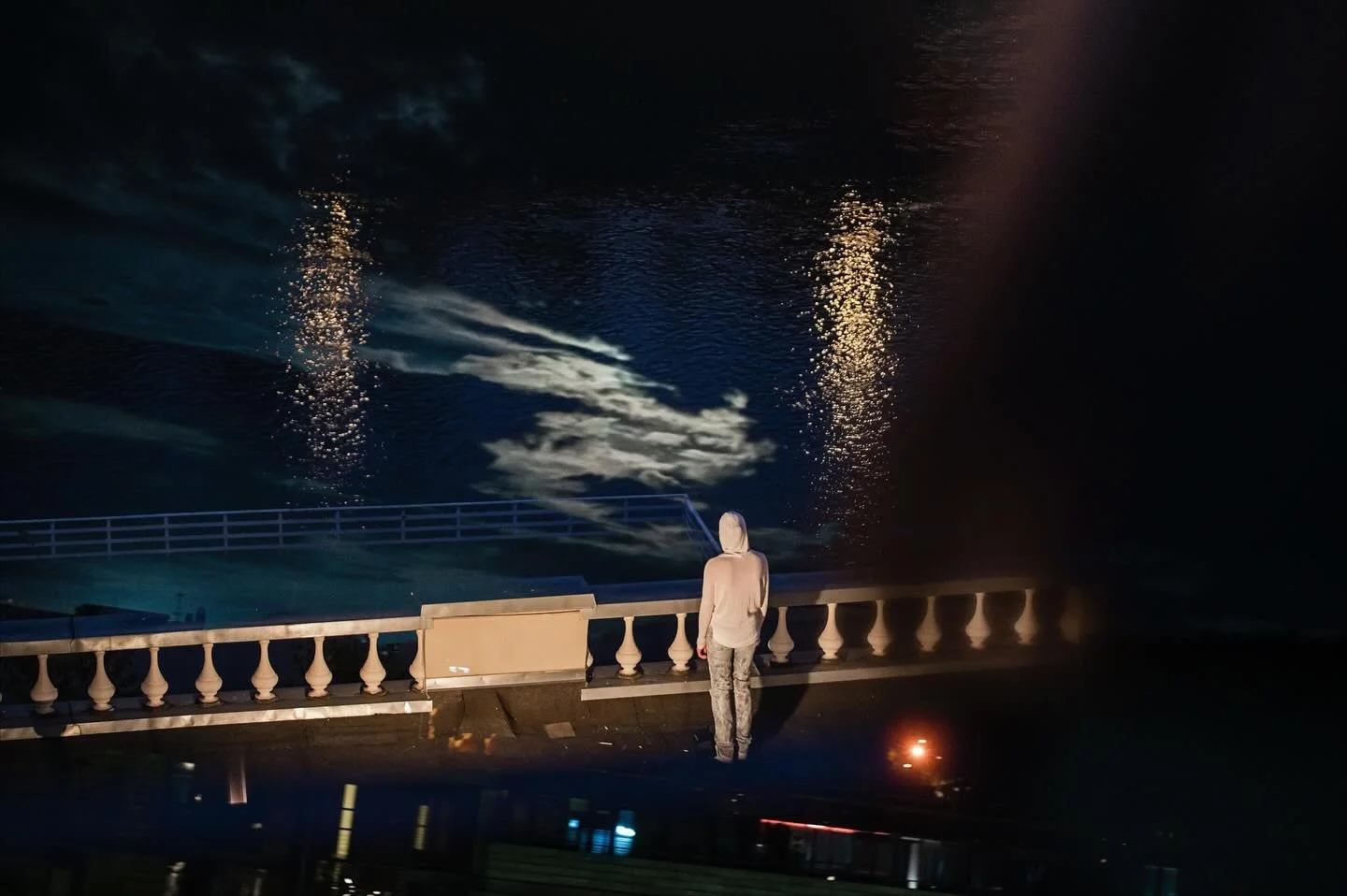 ▪️MMLAB Erdvė x Energetikos ir technikos muziejus
MMLAB Erdvėje režisierius Jaunius Juodelis pristatė spektaklį apie meilės fiziką „Septyni paveikslai apie Entropiją“. 
Čia susitiko du vampyrai – trokštantys artumos, bet jo