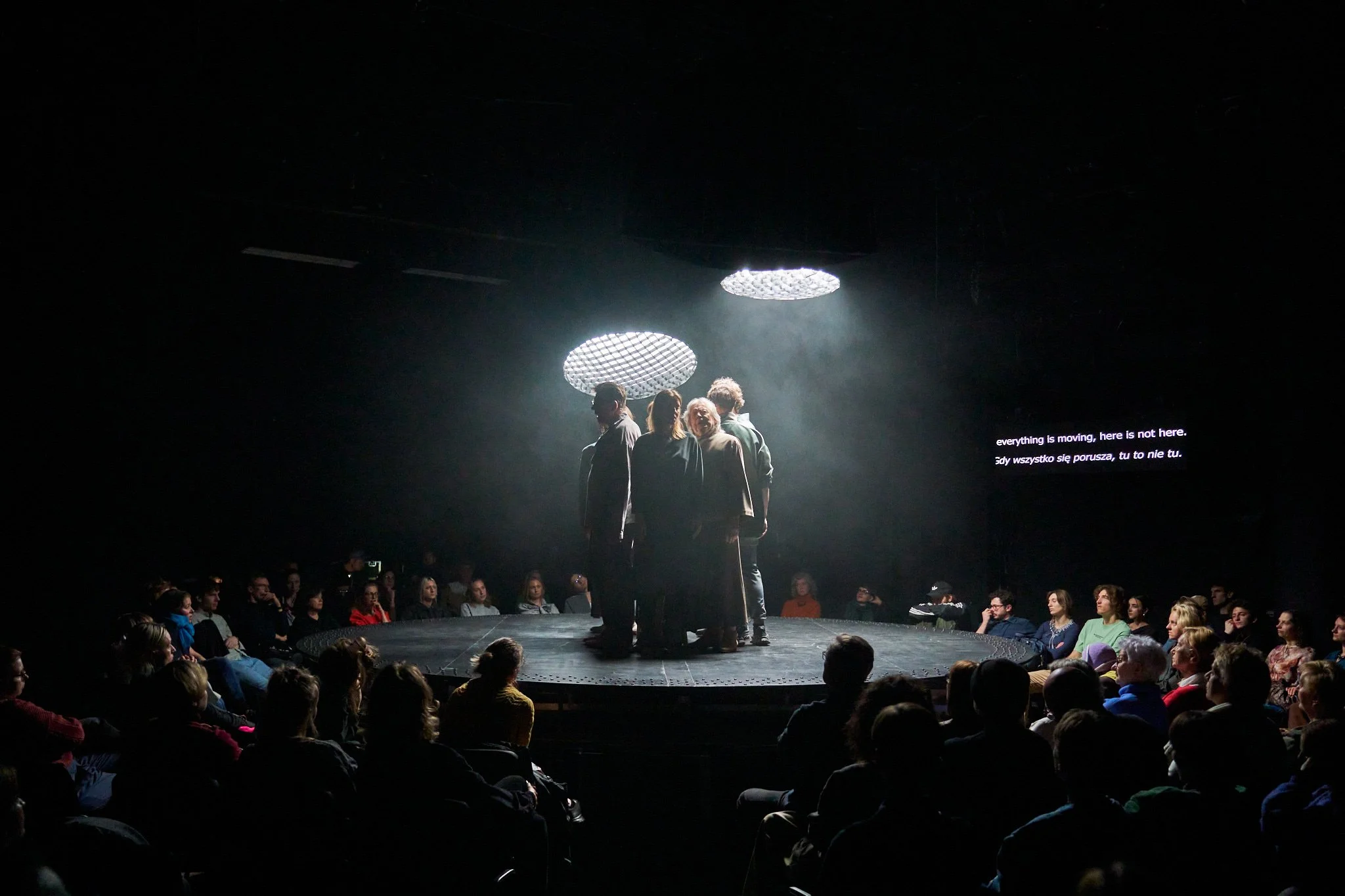 Jau šiandien Menų spaustuvėje – Linos Lapelytės muzikinio spektaklio „Kosminiai namai“ lietuviškoji premjera!
Metaforinis kūnų ir technologijų šokis, simfonija kasdienybei ir tikrumo paieškoms nuolatinio