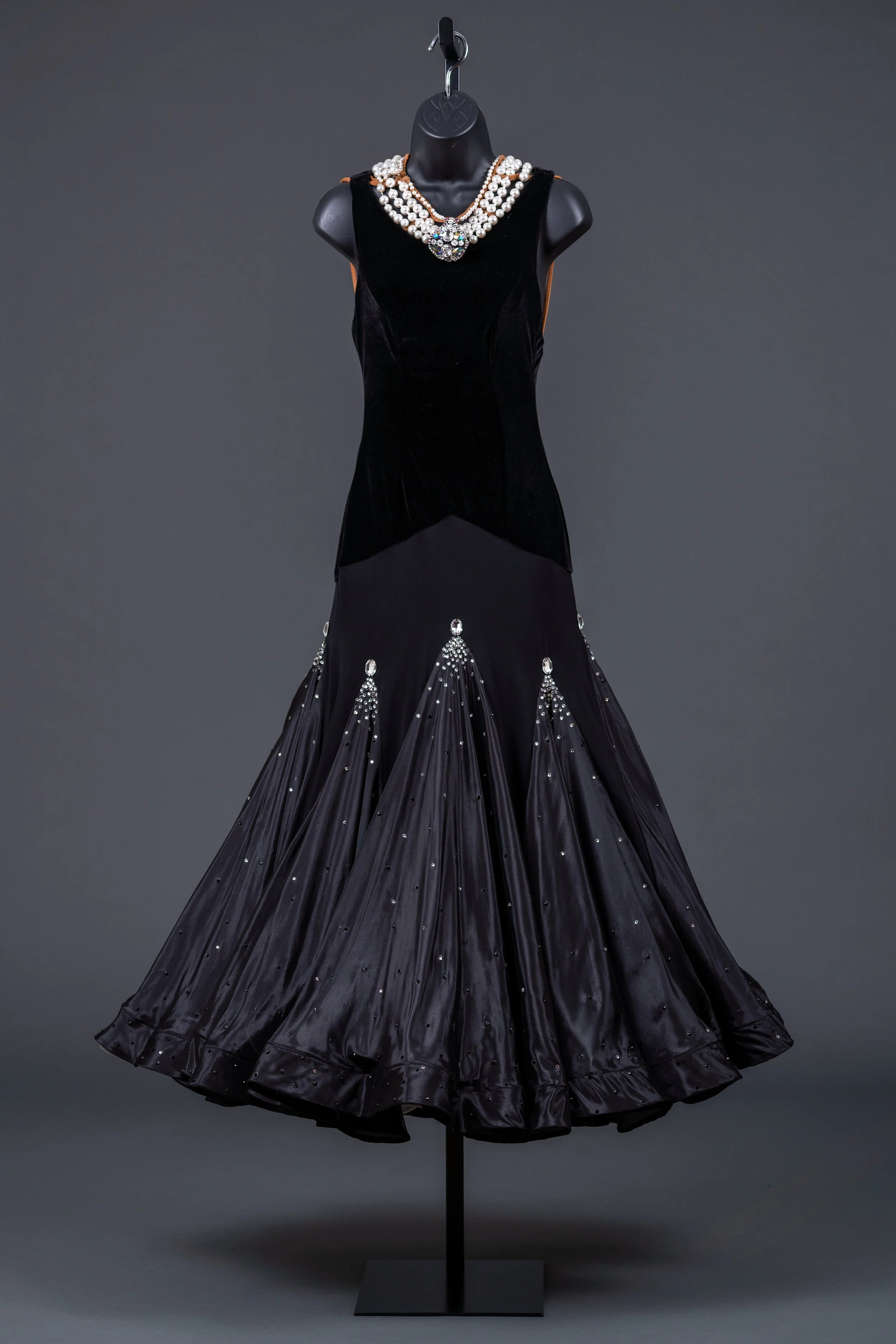 Black Velvet Doré Smooth/Standard with Pearls