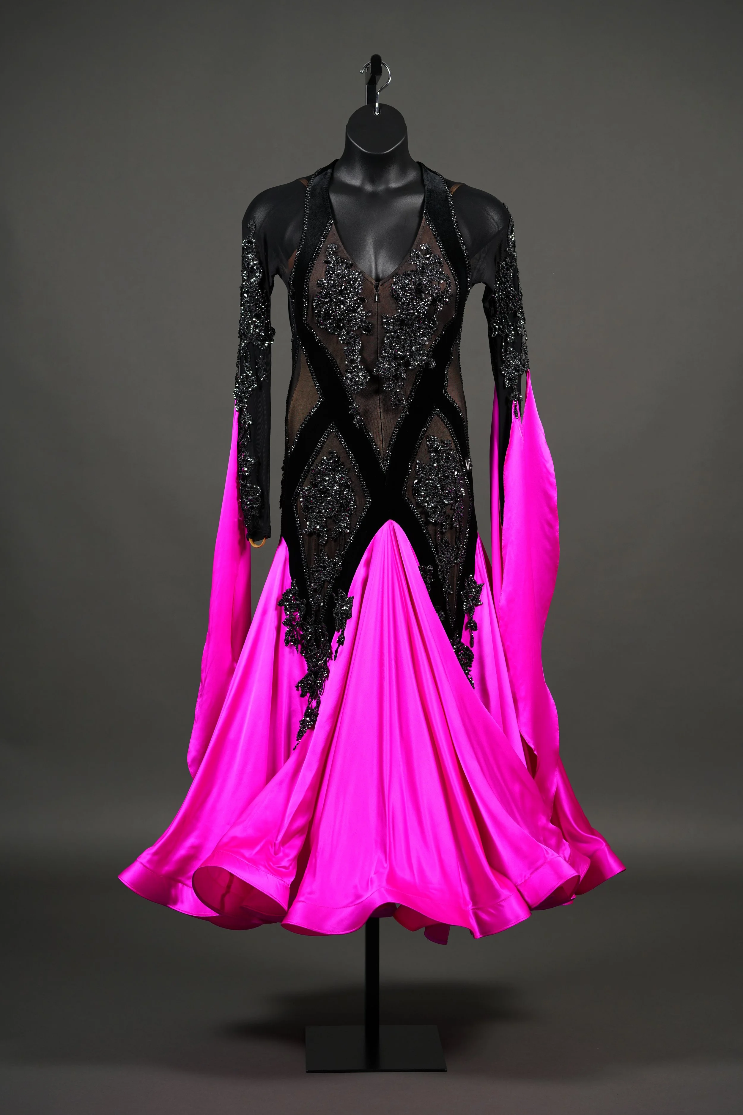 "Vesa" Black Velvet Standard with Pink