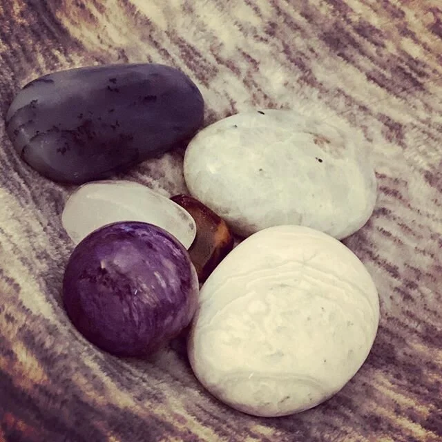 Some palm and sphere action to kick off a 4-day weekend #crystals #healingcrystals #balance #harmony #tbt