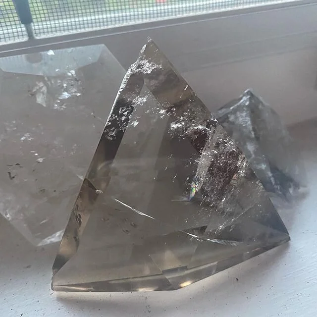 All the clarity. Smokey quartz, clear quartz, and flourite. 💠 #crystals #healing #healingcrystals #peace #nofilter #instagood