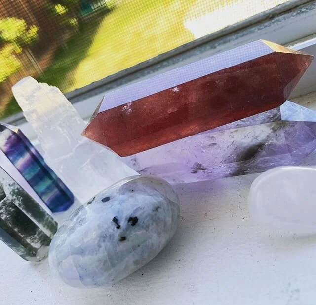 Universal love and seize the day over the mindfulness energy of amethyst... #sundayvibes #crystals #healing #healingcrystals #peace