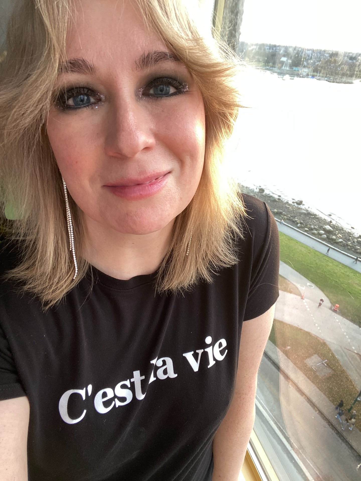 taking the bangs out for a test drive on stage tonight - 80s style 🤟