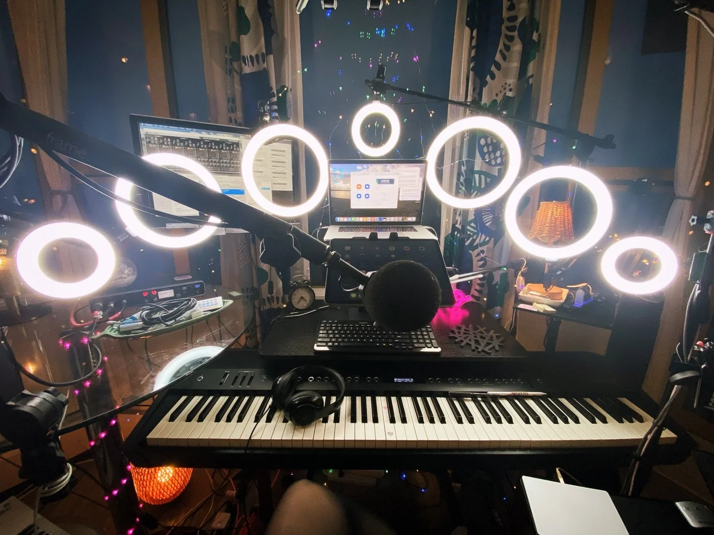 sure does feel like a spaceship in the winter 😂🤟

#ifyouknowyouknow #closeencountersofthethirdkind 
#nerdsunite