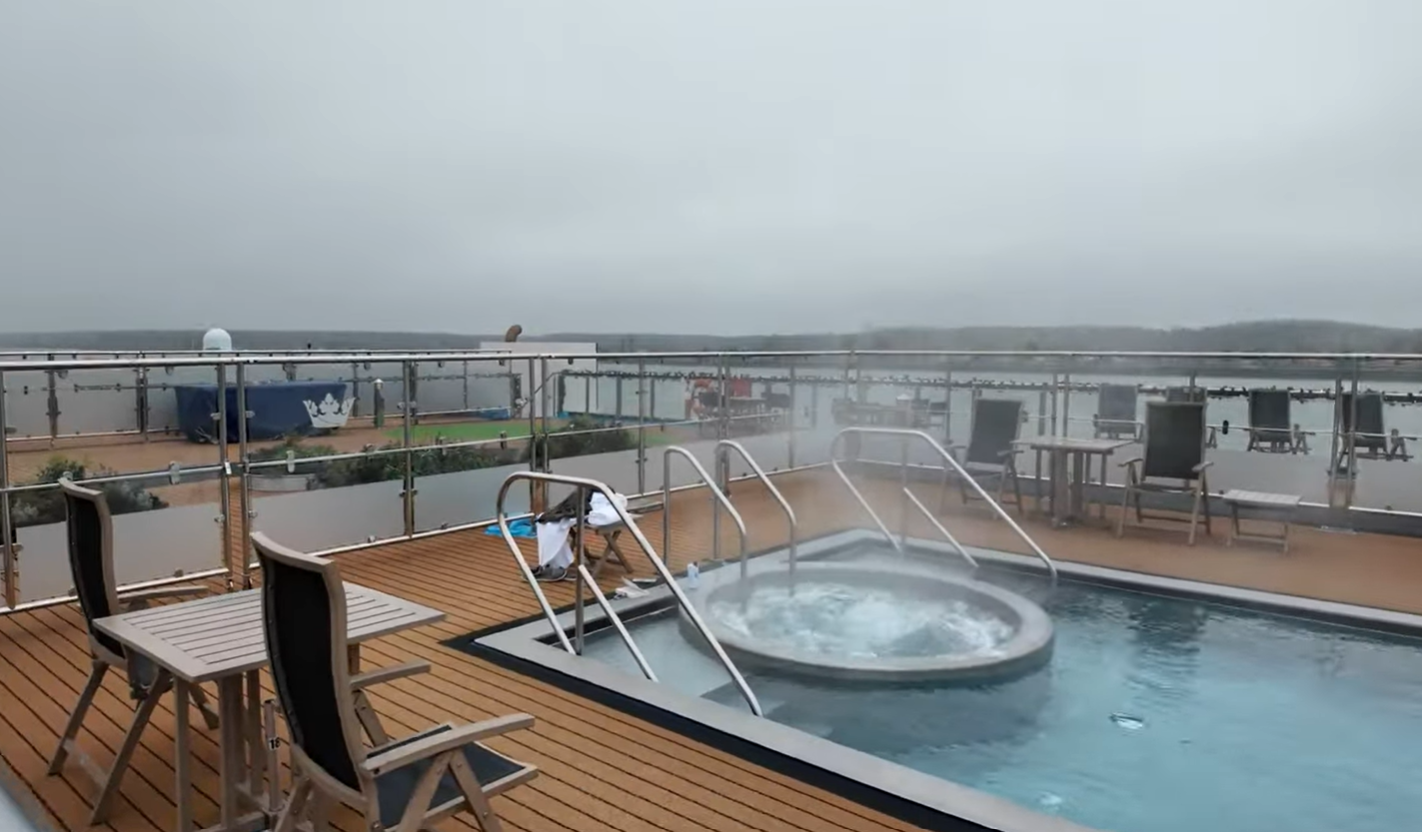 the AmaMagna Pool and Hottub on the sundeck