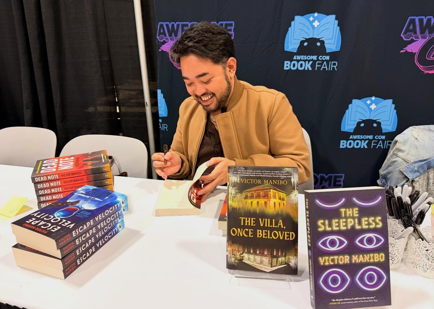 Awesome Con lives up to the name! Met a ton of cool readers, hung out with old friends, made a bunch of new ones. Thank you to everyone who spent time with me over the weekend and made it unforgettable

@awesomecons 
@loyaltybooks