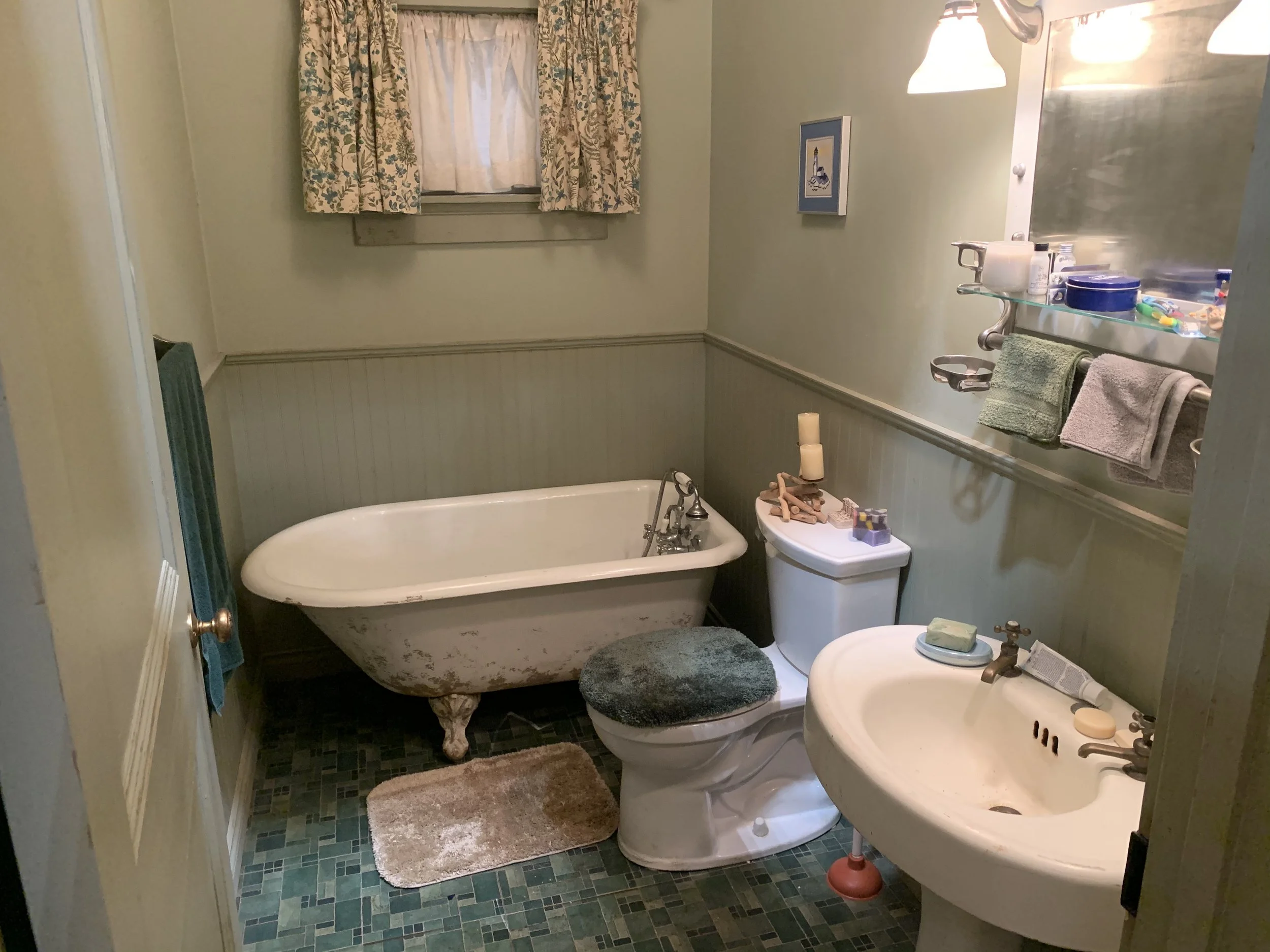 Int. Sarah's House - Bathroom