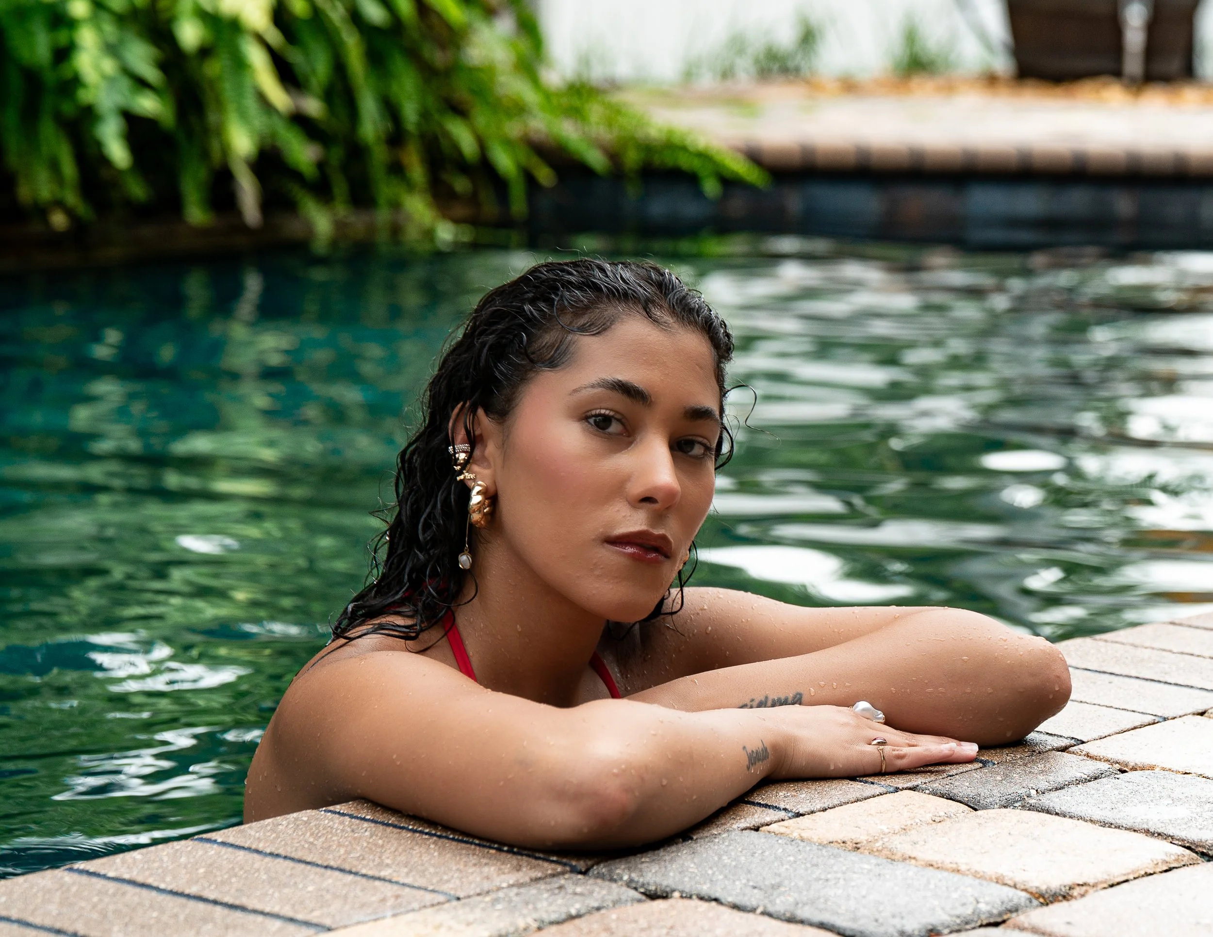 Sio In the Pool no smile