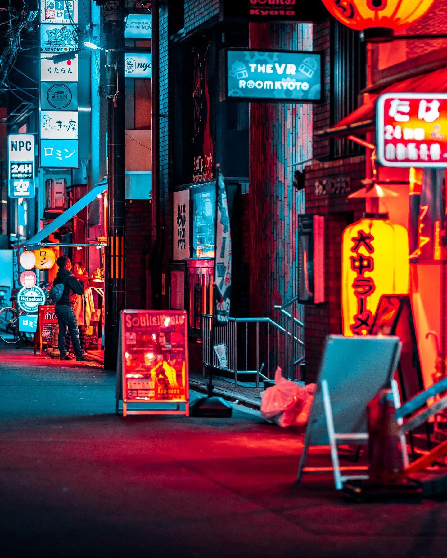 Kyoto, Japan.
Evening vibe.

Currently the city I miss the most since covid. I can&rsquo;t wait to go back there, it&rsquo;s one of those places where you will feel home even if you are very far from it. 
It took me a couple of years to get it done b