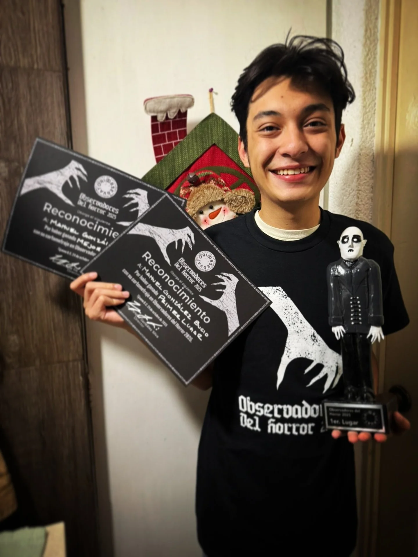 Felicidades a Manuel Gonzalez Bucio ganador del concurso Observadores del Horror 2025 quien nos env&iacute;a esta imagen con su estatuilla del primer lugar.

Esperemos primero de muchos &eacute;xitos. 👏👏👏