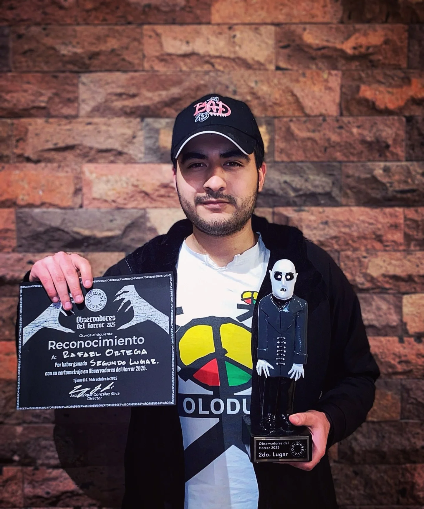 Felicidades Rafael Ortega @wilten_studios por el Segundo Lugar en el concurso de cortometrajes Observadores del Horror 2025. Nos comparte esta foto concurso su estatuilla y reconocimiento.