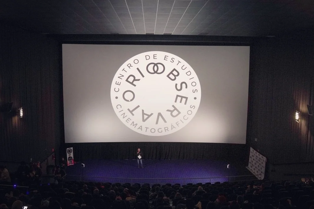 Algunas fotos de lo que vivimos ayer en la 2&ordf; Muestra de Cortometrajes de Fin de Carrera en Cin&eacute;polis Galer&iacute;as Hip&oacute;dromo. Esta muestra re&uacute;ne a los 3 proyectos de titulaci&oacute;n de la generaciones 3 y 4 de la modali