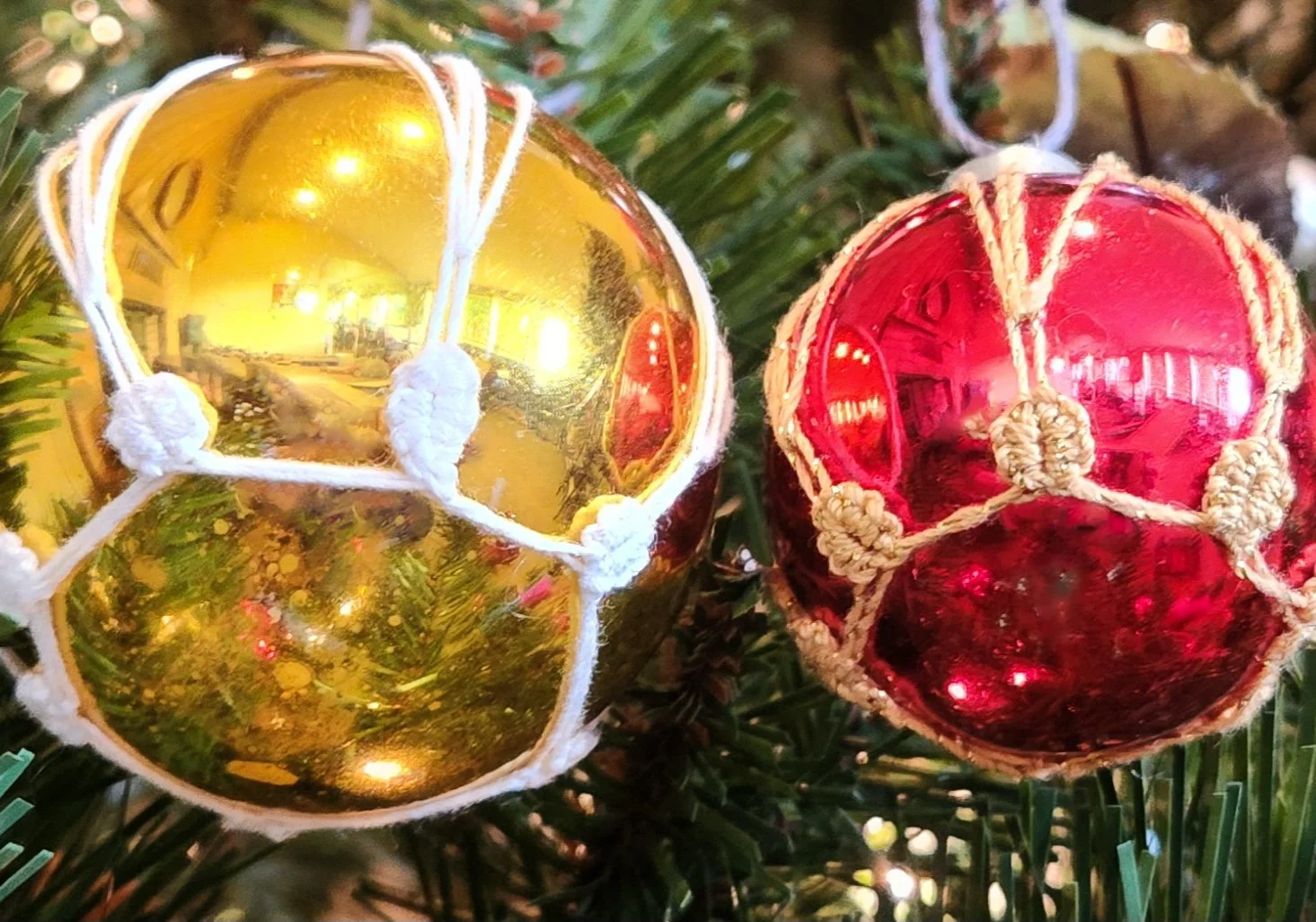Free Tatting Pattern: Tatted Christmas Ornament Cover (Full Tutorial)