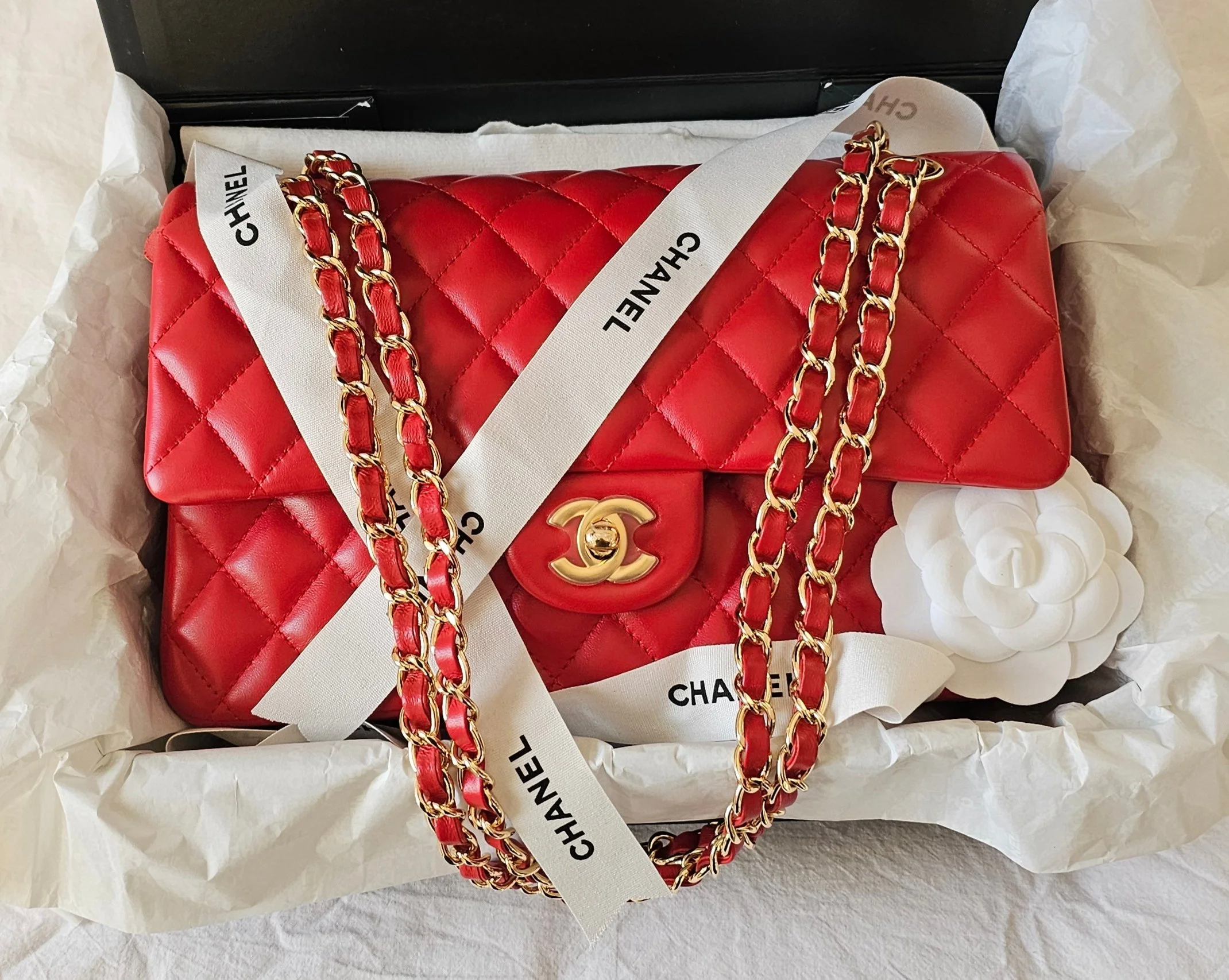 London ebony travel companion escort - I love romantic gestures and thoughtful spoiling, whether it’s an elegant dinner date or a Valentine’s surprise that makes me feel chosen and beautifully looked after.