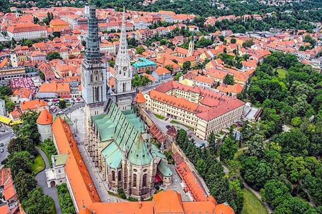 To all people around the world affected by COVID19, To all medical staff helping the sick, to all the people of Zagreb affected by the catastrophic earthquake - Solidarnost i Ljubav. (solidarity and love)!✊❤️ #solidarity #love #hope #zagreb #croatia 