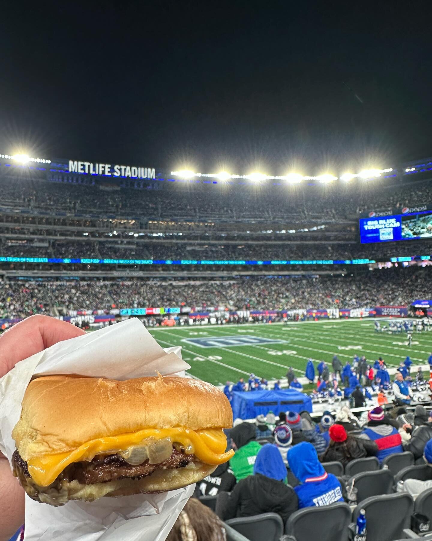 Let&rsquo;s go Giants! @metlifestadium @nygiants 

Solid burger - with American, griddled onions and special sauce on a squishy bun. Recommended&hellip;next season.

#mikeeatsnycburgers