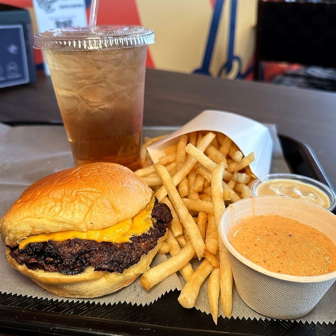 Travel Tuesdays: burgers from around the country 🌎 🍔⁣

Oklahoma's Original in Wilmington, NC. Serving up Oklahoma fried onion burgers the way it should be - simple and absolutely delicious. Tons of crispy onion and meat bits on the edges, so good! 