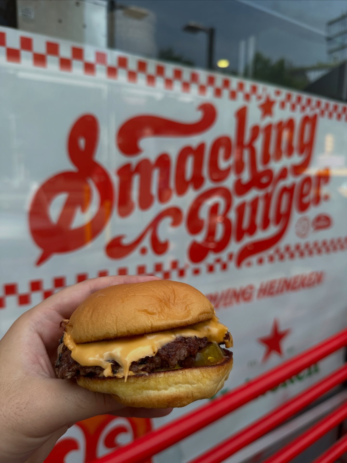 The Classic from @smackingburger at the Mobil Mart ⛽️ 

#mikeeatsnycburgers
