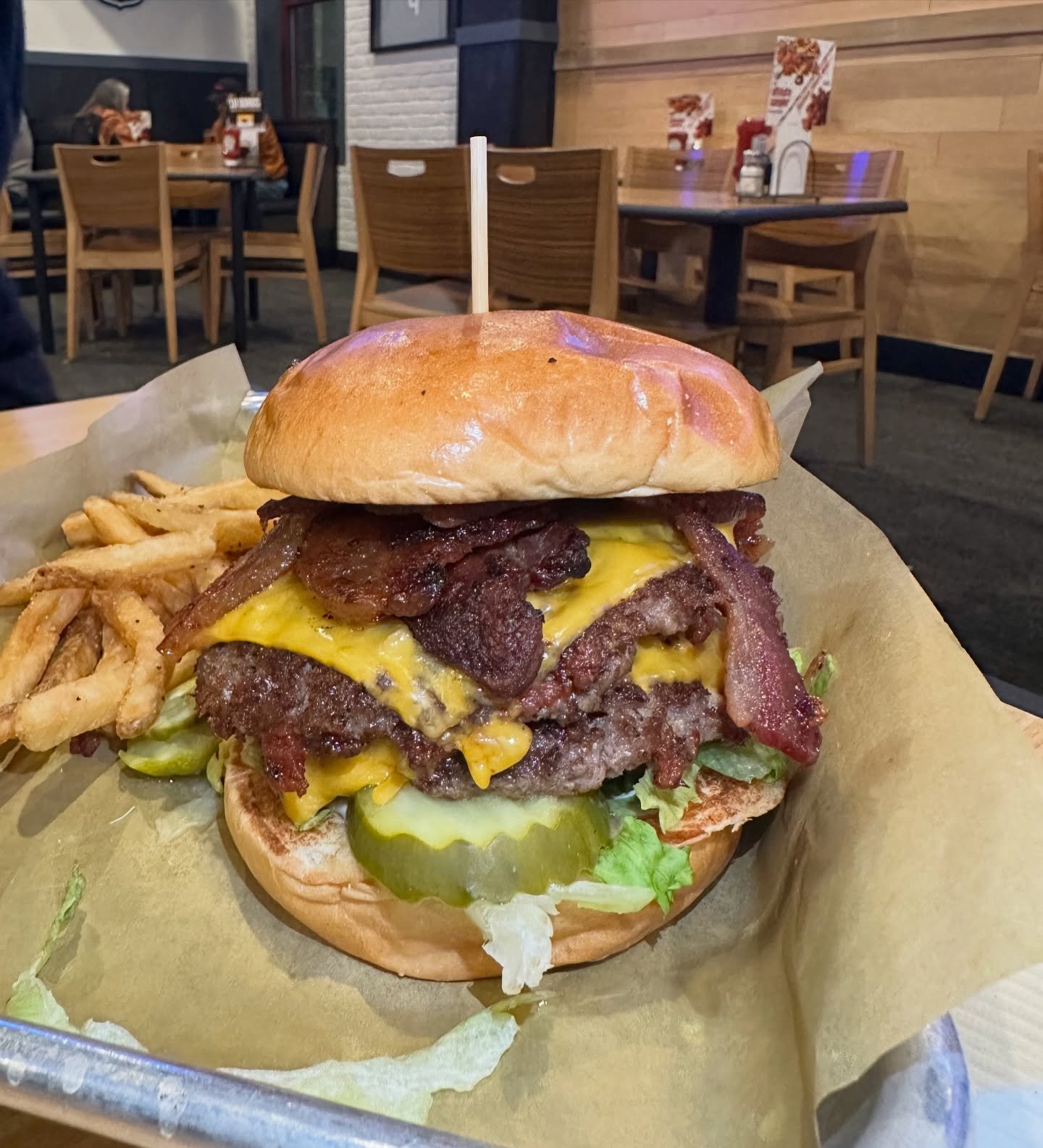 The Triple-Bacon Cheeseburger from @bwwings 

Absolutely LOADED with&hellip;bacon

#mikeeatsnycburgers