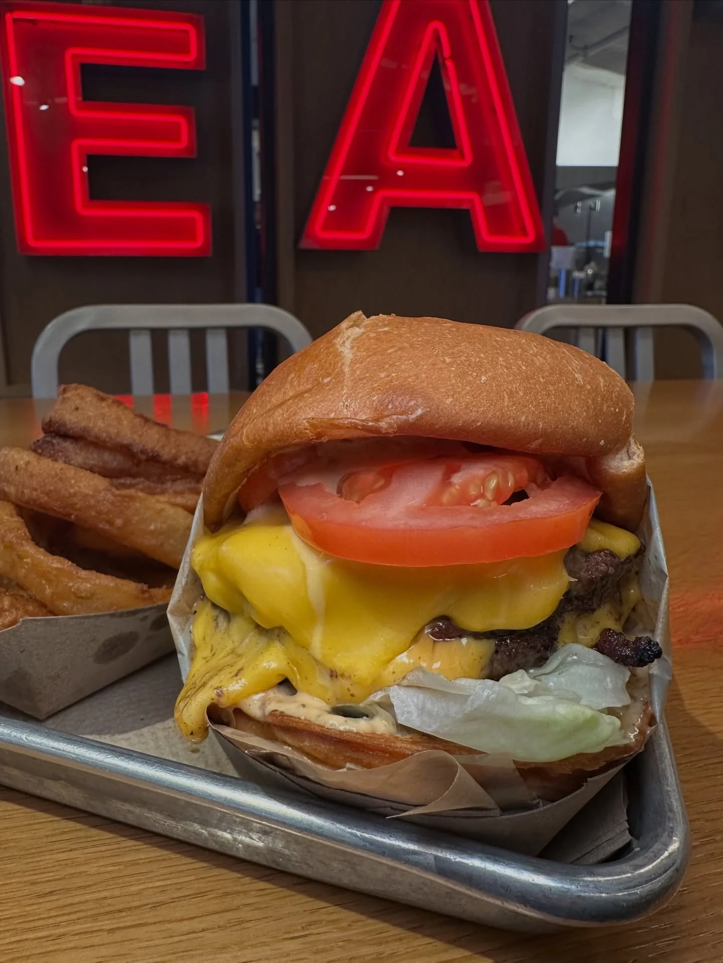 Travel Tuesdays: burgers from around the country 🌎 🍔

The Double Cheeseburger from @gottsroadside in California.

American cheese, lettuce, tomatoes, pickles &amp; secret sauce on a toasted egg bun.

#mikeeatsnycburgers #traveltuesdays