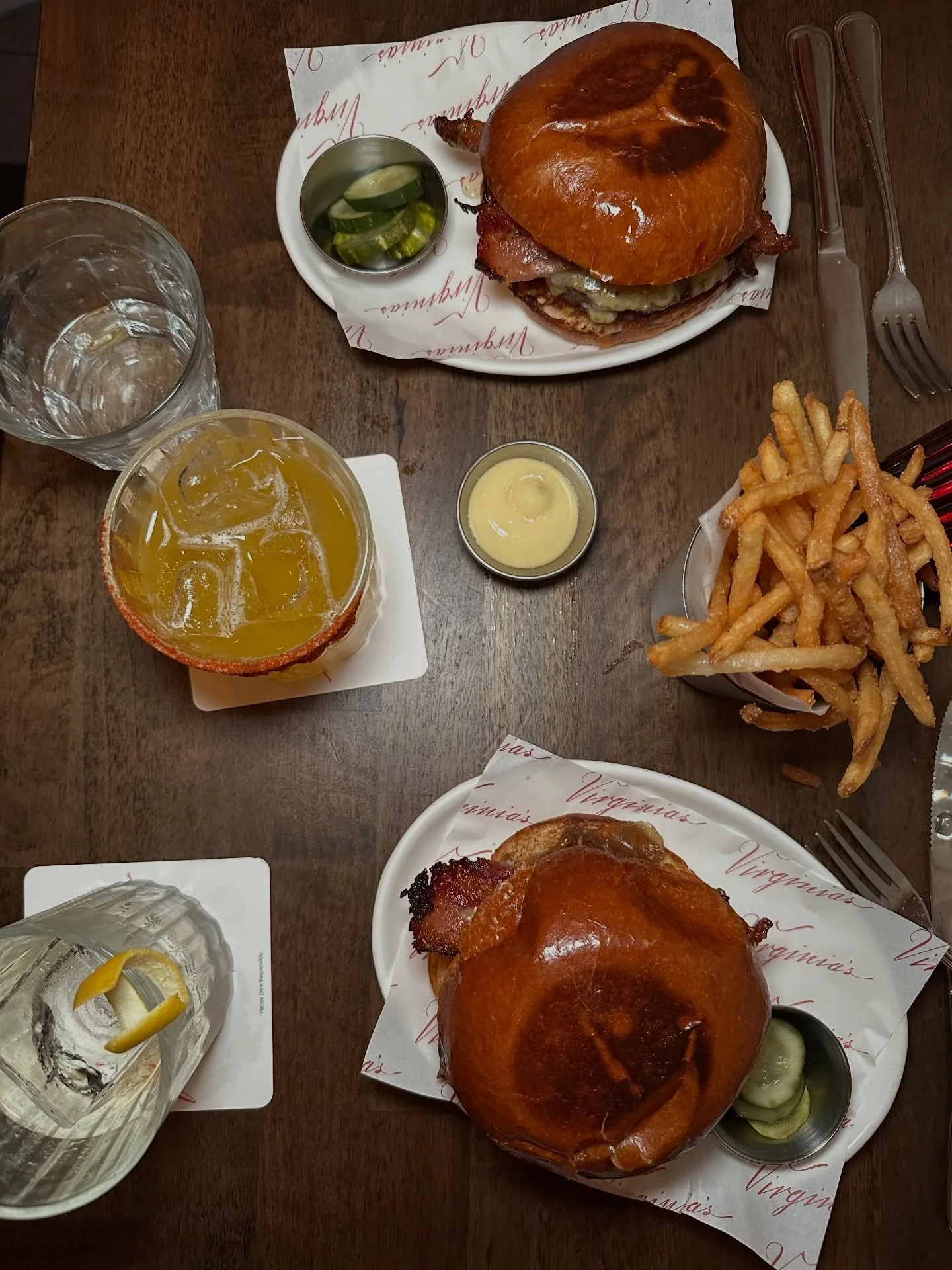 🤤 @virginiasnyc 

Officially verified as one of the best in NYC by Mike Eats NYC Burgers. Check out the link in bio to read a full review and see where it ranks amongst my favorites. 

#mikeeatsnycburgers