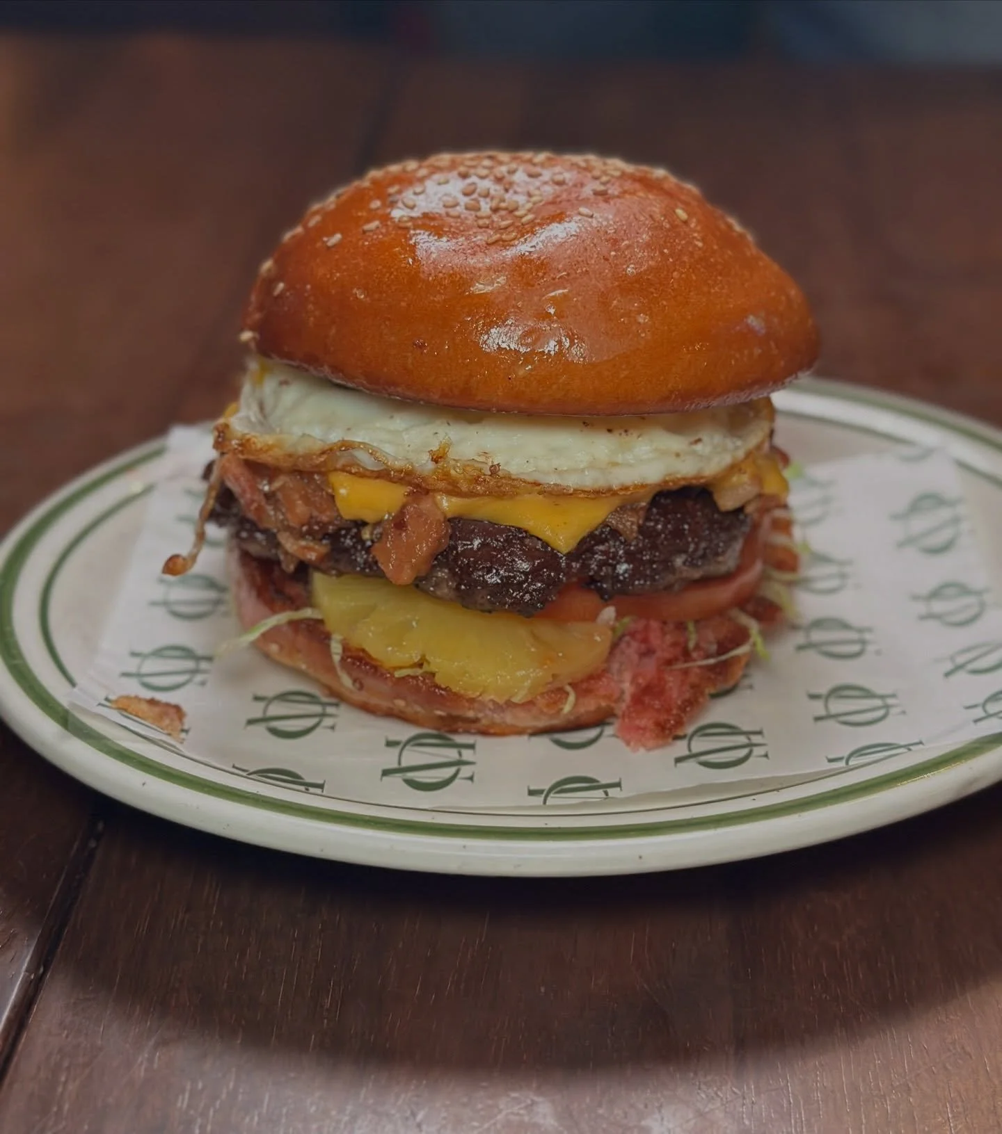 Aussie Burger with the Lot from @oldmatespub 

🥓 🍅 🥬 🫜 🍍 🍳 🥒 
Cheeseburger with bacon jam, tomato, lettuce, beetroot, pineapple, fried egg, ketchup, dijionnaise, hot &amp; sour pickles. 

#mikeeatsnycburgers