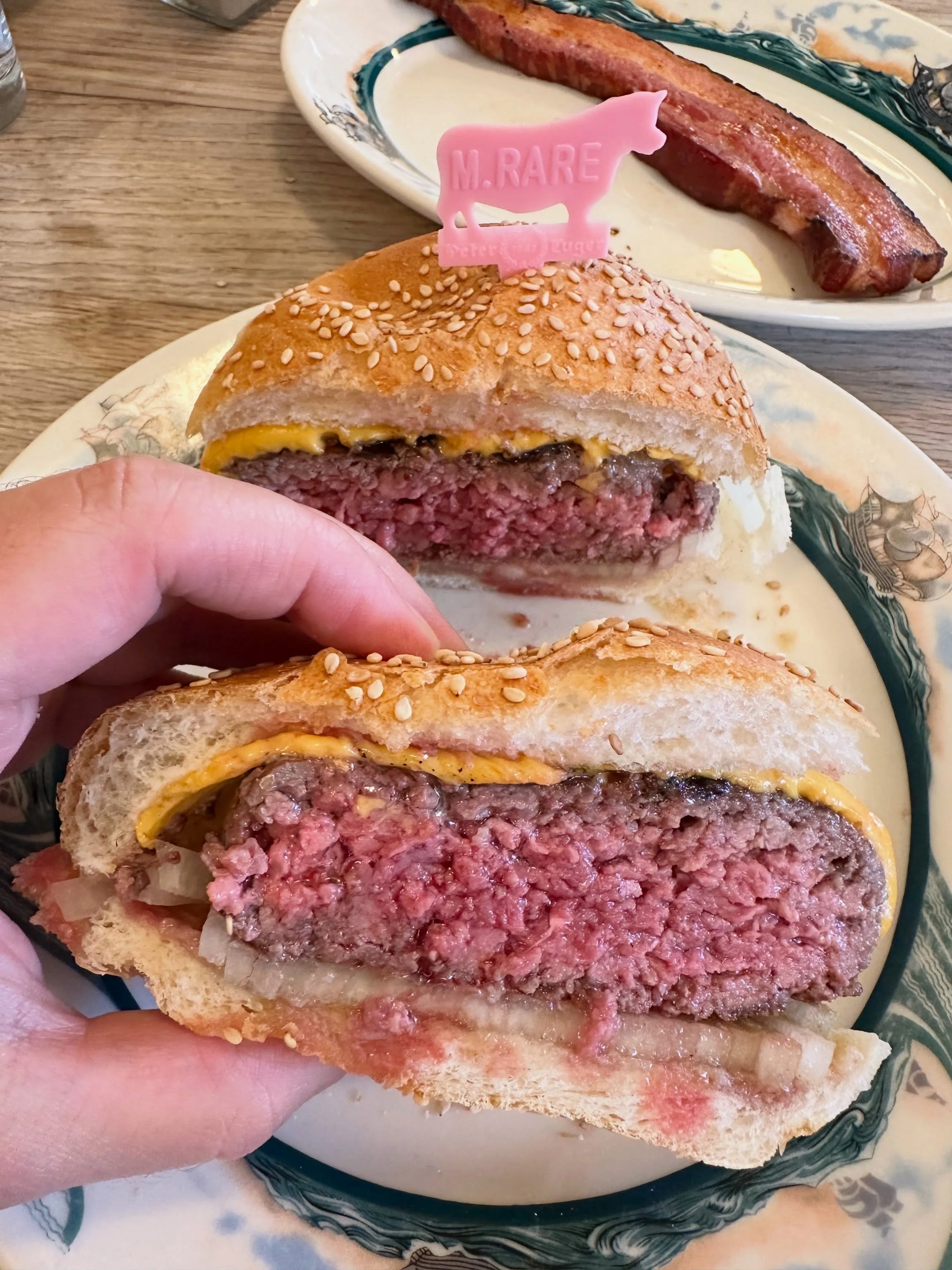 The Luger Burger @peterlugersteakhouse 

🤤 🤤 🤤 

Officially verified as one of the best in NYC by Mike Eats NYC Burgers. Check out the link in bio to read a full review and see where it ranks amongst my favorites. 

#mikeeatsnycburgers
