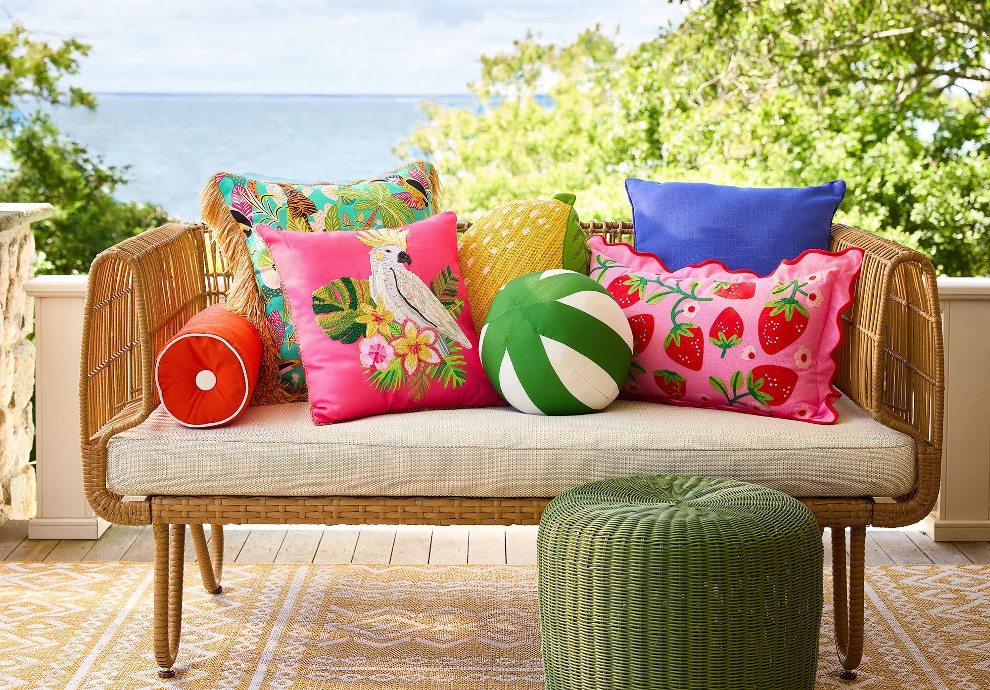 1759250-HG_DT_OUTDOOR_PILLOWS_0165-SEL_LO.jpg