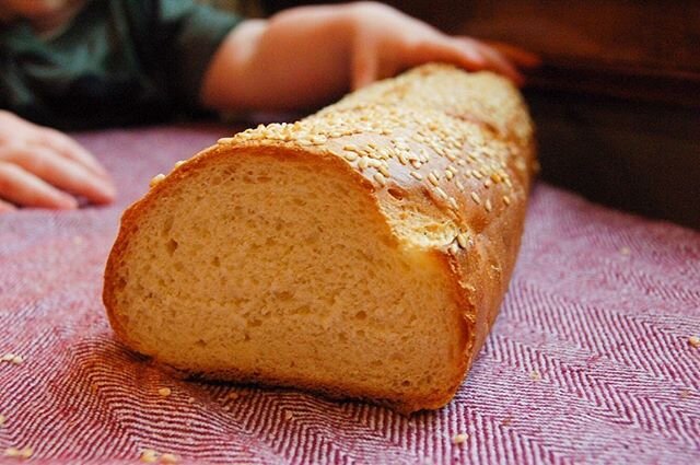 As I say in the blog post, this bread will take you back to that small Italian joint on Long Island. Smear with butter unwrapped from a tiny tin foil wrapper to be authentic. #italianbread #bread #foodbloggerfeed #kingarthurflour #doinitforsherb @kin