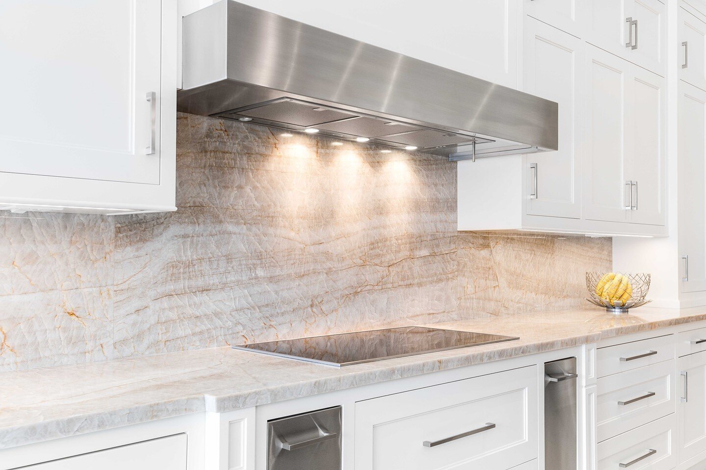 Is your kitchen summer ready? Create a clean, useable space with your dream stone to prepare all your favourite summer snacks!⠀
⠀
Want to learn more about what we offer? Check out the link in our bio.
