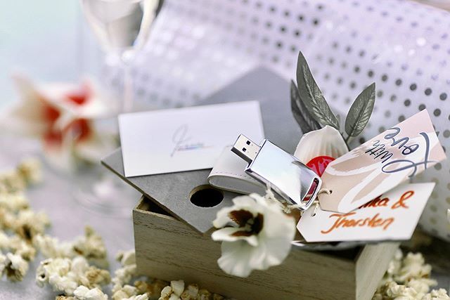 Die farbecho Geschenkbox 🎁

Eure Hochzeit ist etwas ganz besonderes, genauso besonders soll auch euer Hochzeitsfilm werden. Deswegen erfolgt die Auslieferung eures individuellen Filmes in einer Geschenkbox mit einigen kleinen &Uuml;berraschungen 🎁?