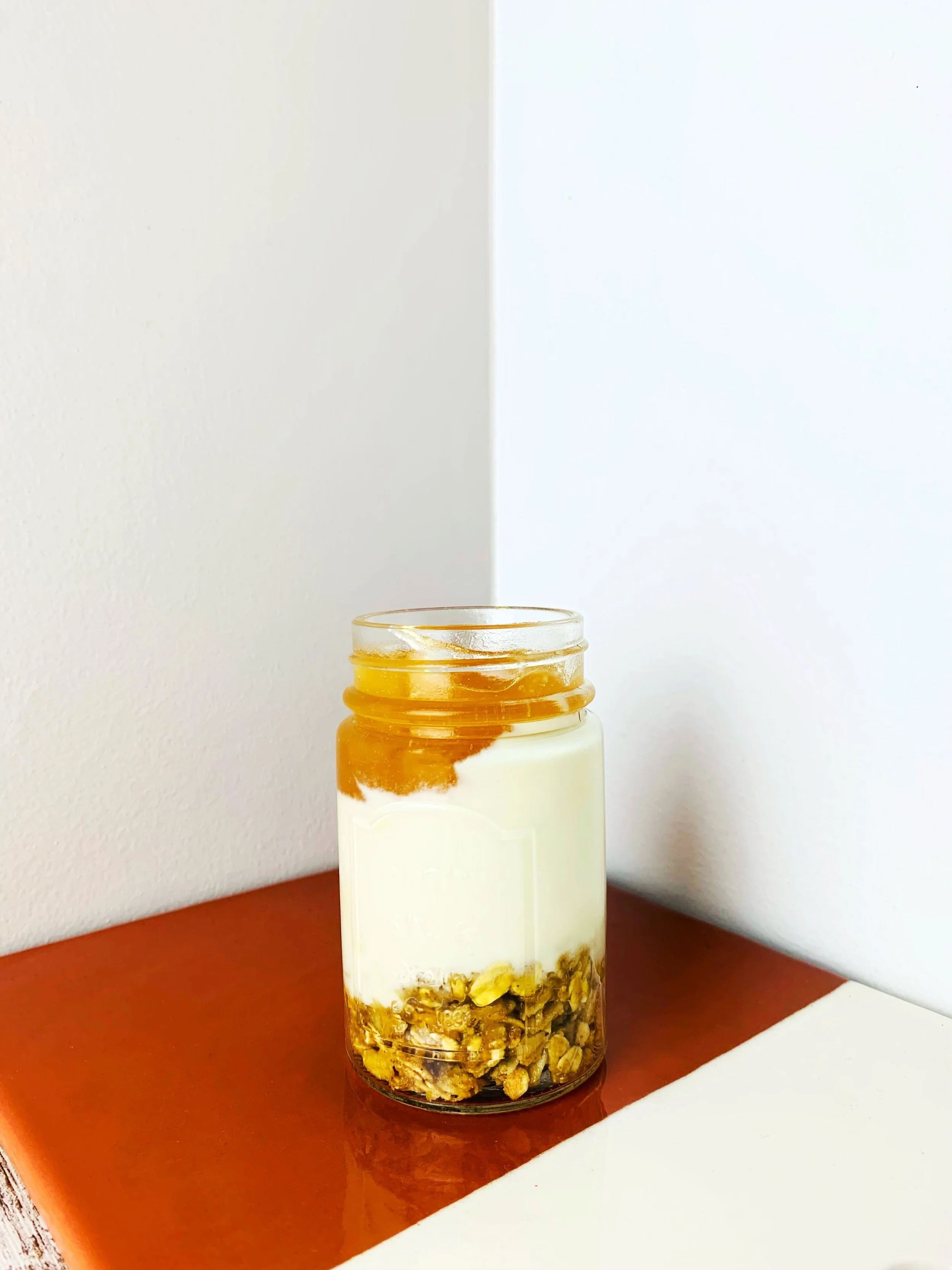 Sobremesa de iogurte e puré de maçãs maduras