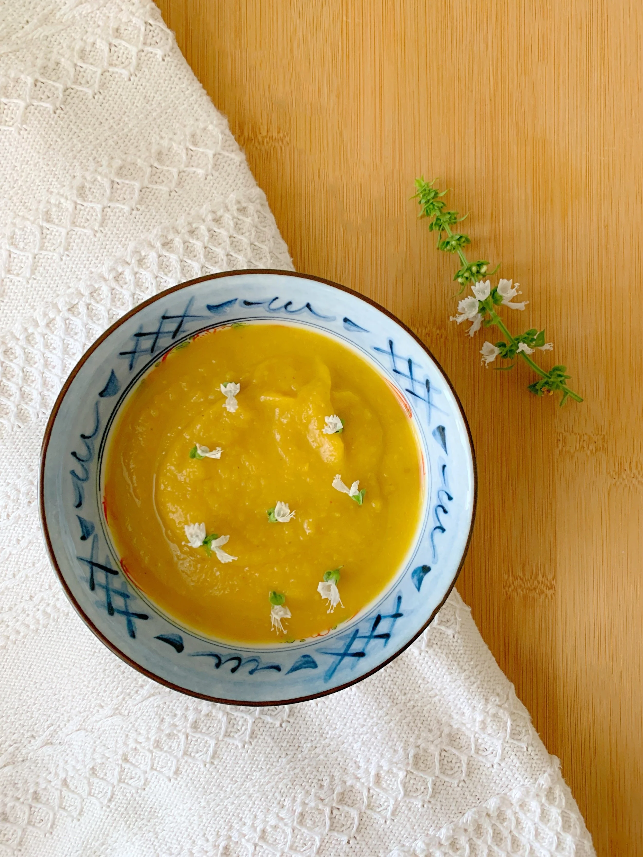 Sopa com folhas e talos de couve-flor