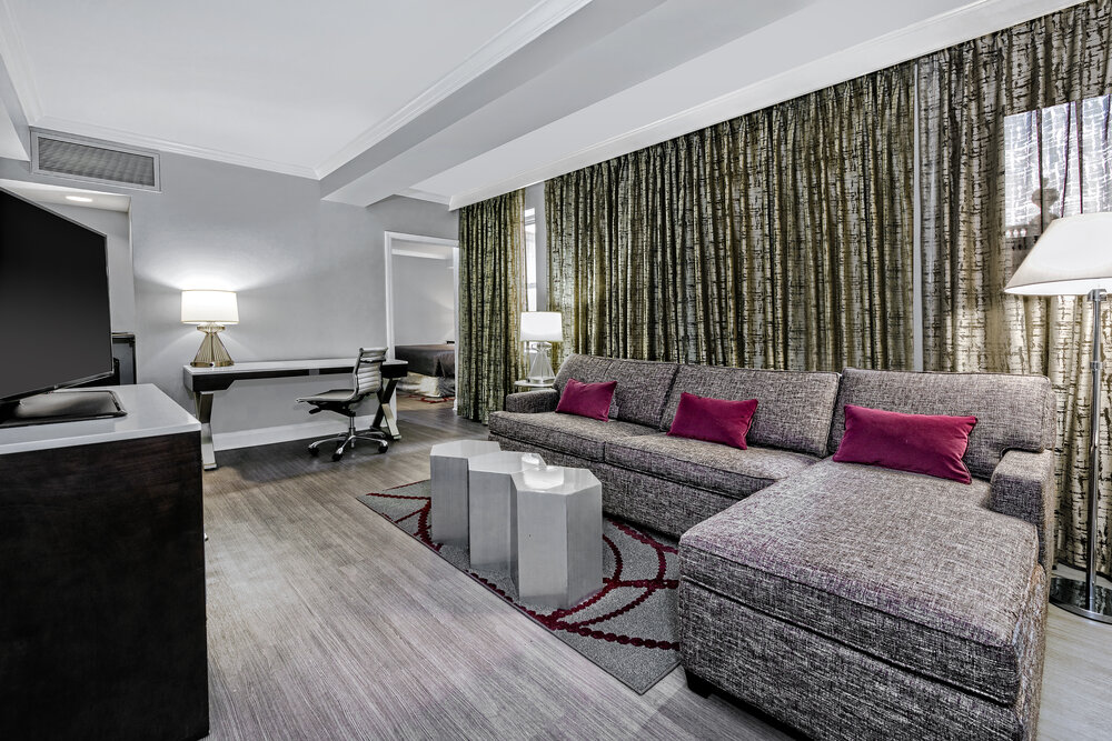 dalar-hotel-indigo-dallas-downtown-king-suite-living-area-rm1113.jpg