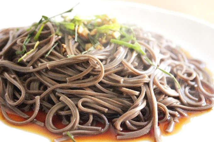SOBA CON SALSA DE SOJA, JENGIBRE Y LIMÓN