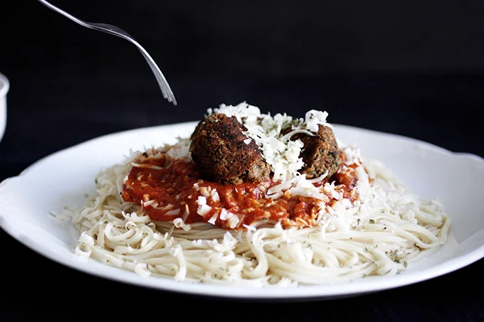 PASTA CASERA CON SALSA DE TOMATE Y ALBÓNDIGAS VEGETALES