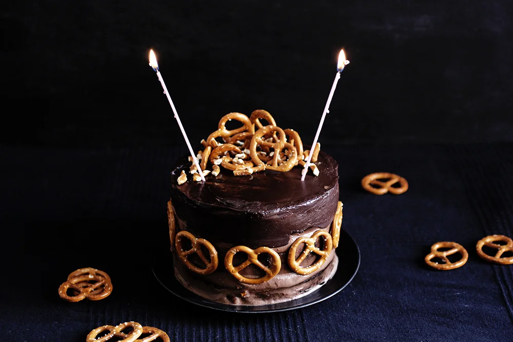 PASTEL DE CHOCOLATE NEGRO, CERVEZA Y PRETZEL. FROSTING DE ANACARDOS.
