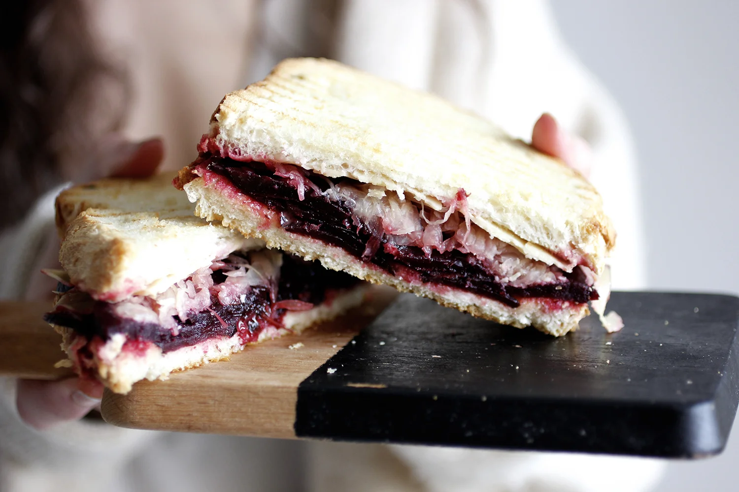 REUBENS VEGANO. PASTRAMI DE REMOLACHA
